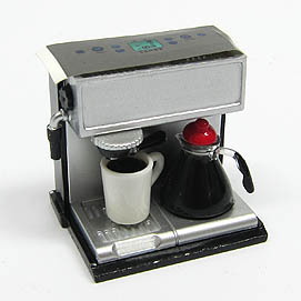 Espresso-Maschine mit Krug und Tassen